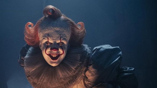 Sinopsis It: Welcome to Derry, Menguak Asal-usul Pennywise Sinopsis It: Welcome to Derry tentang asal-usul Pennywise dan sejarah kelam Derry sebelum film It yang dibintangi Bill Skarsgard.