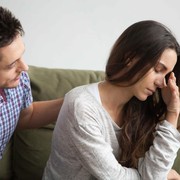 5 Sikap Samar yang Akan Terlihat saat Cinta Perempuan Mulai Pudar