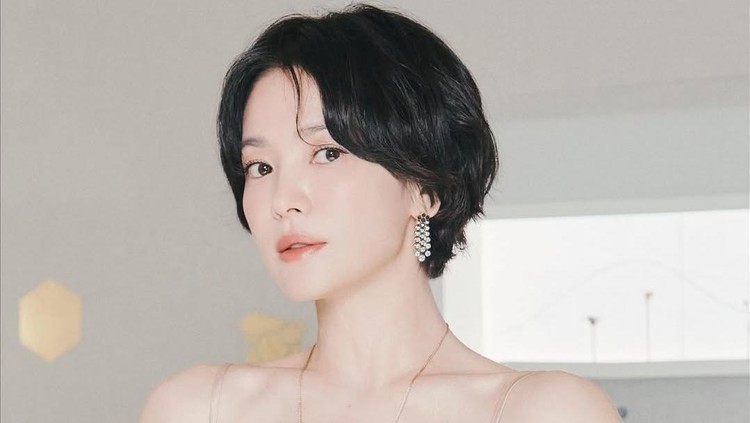 Song Hye Kyo Penampilan Song Hye Kyo menghadiri acara pop-up merek perhiasan Chaumet.