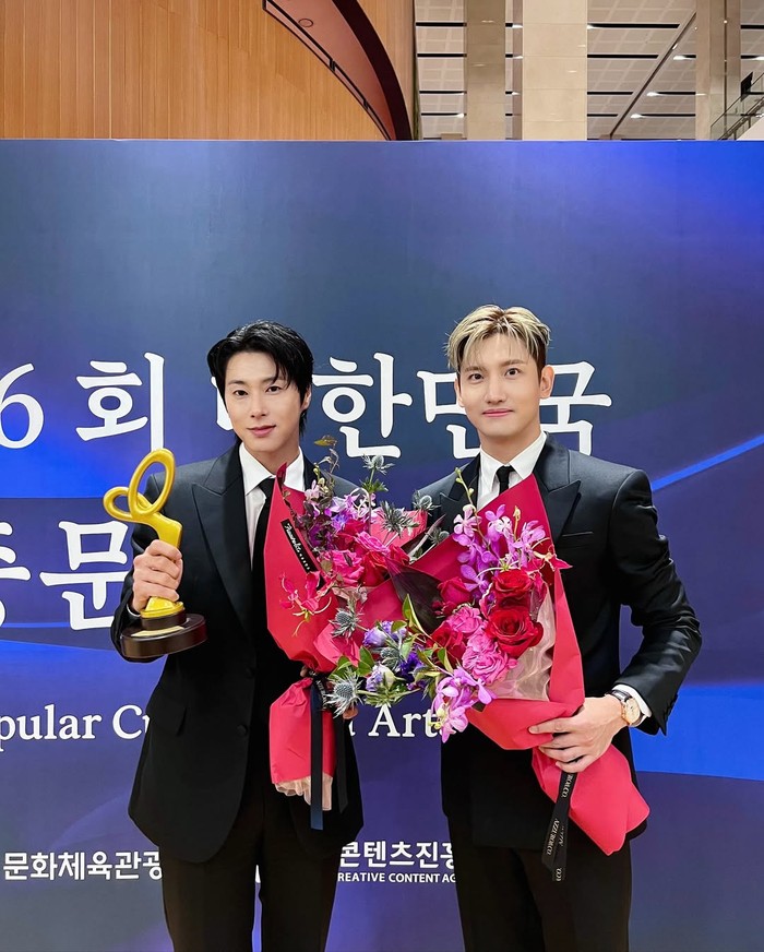 Sukses menyebarkan musik K-Pop ke kancah dunia yang lebih luas, TVXQ meraih penghargaan Presidential Commendation sebagai apresiasi atas jasa mereka yang memulai penyebaran musik ke Jepang./ Foto: instagram.com/tvxq.official