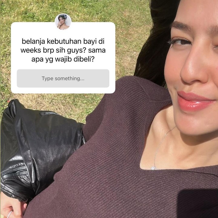 <p>Susan hingga kini masih menyembunyikan detail terkait kehamilannya, termasuk usia kehamilan dan jenis kelamin calon anak pertamanya. Meski begitu, Susan sudah mengungkap persiapannya untuk menyambut kelahiran anak pertama. Dalam <em>postingan</em> di Instagram Stories, Susan sempat membuka Q &amp; A untuk meminta saran dari netizen soal persiapan melahirkan. "Belanja kebutuhan bayi di <em>weeks</em> berapa sih guys? sama apa yg wajib dibeli?" tanya Susan. (Foto: Instagram @susansameeh)</p>