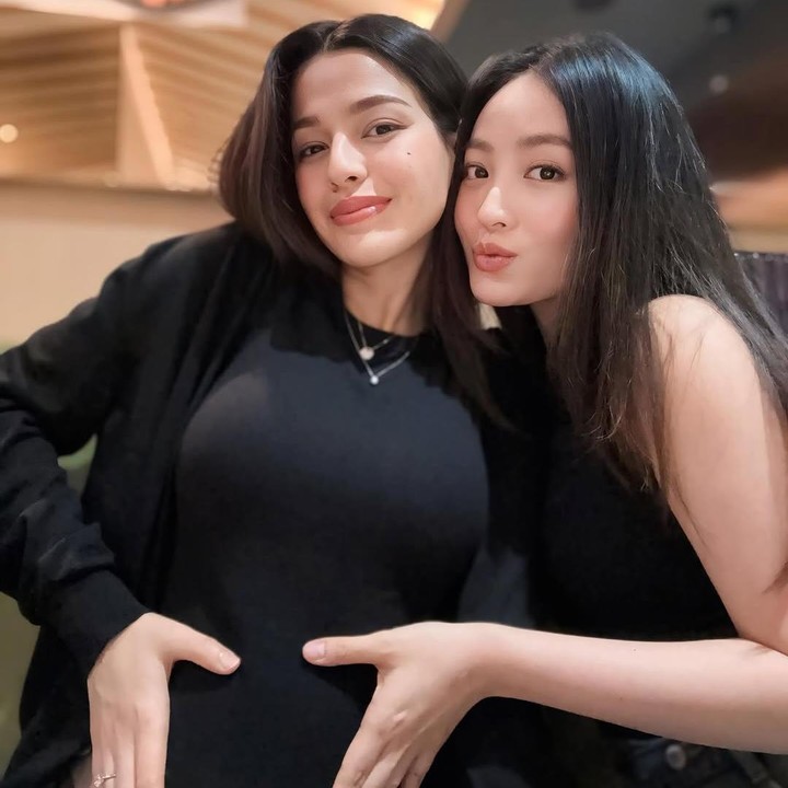 <p>Dalam unggahan di Instagram, Susan memamerkan <em>baby bump</em> kehamilan saat menghabiskan waktu bersama sahabatnya Natasha Wilona. Susan dan Natasha kompak mengenakan pakaian hitam dan berpose memegang <em>baby bump</em>. (Foto: Instagram @susansameeh)</p>