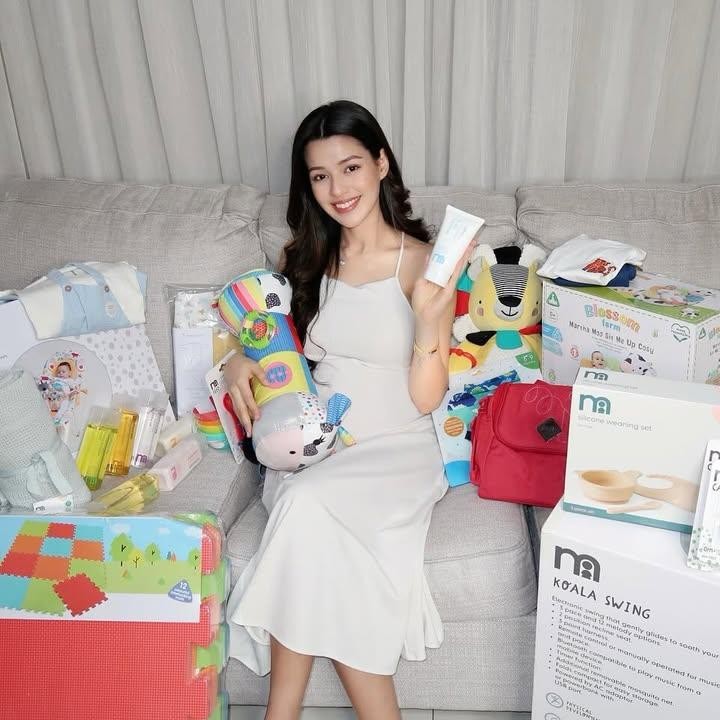 <p>Artis Susan Sameh tengah menjalani kehamilan pertama, Bunda. Sejak mengumumkan kabar kehamilannya, Susan mulai sering membagikan rutinitasnya menjadi bumil. Baru-baru ini, Susan mengunggah potret <em>baby bump</em> kehamilannya yang sudah terlihat jelas. (Foto: Instagram @susansameeh)</p>