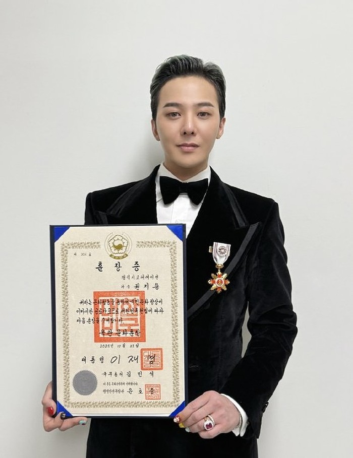 Tak hanya ditujukan untuk para aktor, seniman yang berkiprah di industri musik pun turut memperoleh penghargaan langsung dari pihak pemerintah. Salah satunya adalah G-Dragon yang memenangkan Okwan Order of Cultural Merit./ Foto: instagram.com/xxxibgdrgn