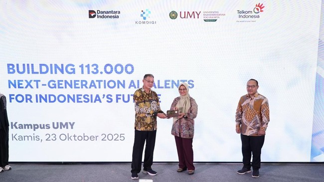 Sinergi dengan kampus menjadi salah satu inisiatif Telkom dalam mencetak talenta digital yang ahli di bidang AI melalui riset dan pengembangan talenta digital.