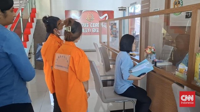 Dua mahasiswi di Kupang ditangkap karena mempromosikan judi online di Instagram. Mereka dijerat dengan UU ITE dan terancam hukuman 10 tahun penjara.
