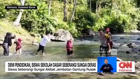 VIDEO: Demi Pendidikan, Siswa Sekolah Dasar Seberangi Sungai Deras