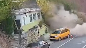 VIDEO: Detik-detik Sopir Taksi Turki Selamat dari Longsoran Batu