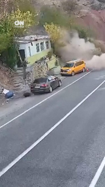 VIDEO: Detik-detik Sopir Taksi Turki Selamat dari Longsoran Batu