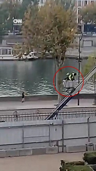 VIDEO: Detik-detik Pencuri Kabur dari Museum Louvre Pakai Truk Lift