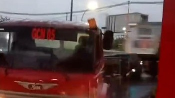 VIDEO: Detik-detik KA Harina Tabrak Truk Trailer di Kaligawe Semarang