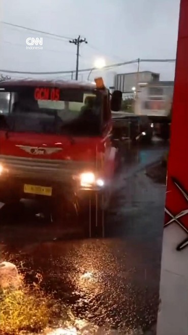 VIDEO: Detik-detik KA Harina Tabrak Truk Trailer di Kaligawe Semarang