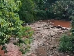 Heboh Air Sungai Cipakancilan Berubah Jadi Merah, DLH Bogor Turun Tangah