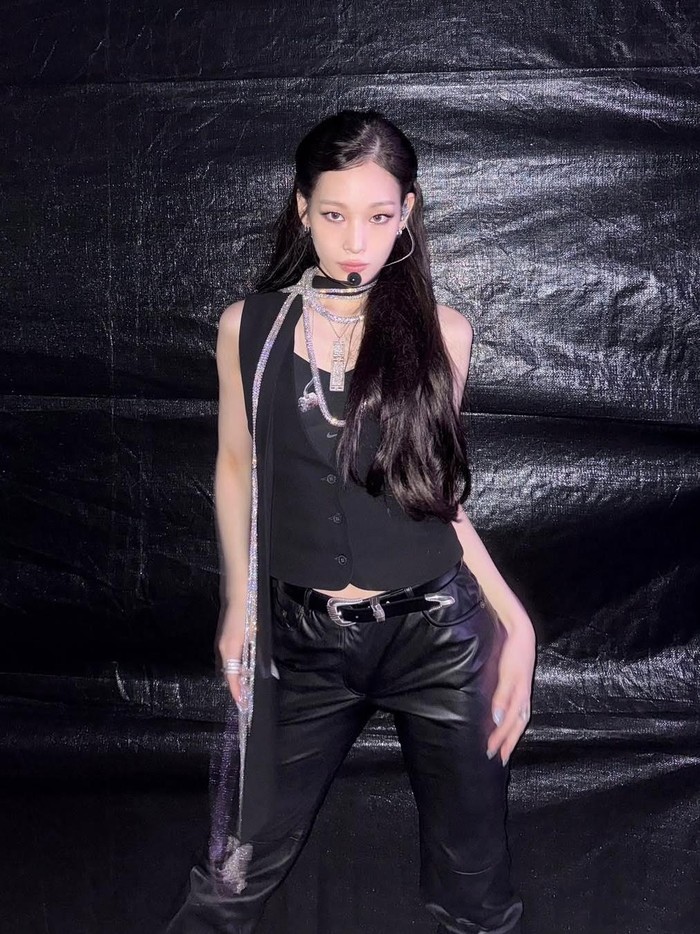 Annie lahir dengan nama Moon Seo Yoon pada 23 Januari 2002 di Hannam-dong, Seoul. Ia bukan hanya idol biasa, Annie adalah keturunan keluarga Samsung, salah satu konglomerat terbesar di Korea Selatan. Ia merupakan cucu dari Lee Myung Hee, Ketua Grup Shinsegae, dan putri dari Jung Yoo Kyung, CEO divisi supermarket Shinsegae.