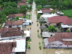 Banjir Luapan Sungai Banter Merendam 400 Rumah di Lumajang Banjir Luapan Sungai Banter Merendam 400 Rumah di Lumajang