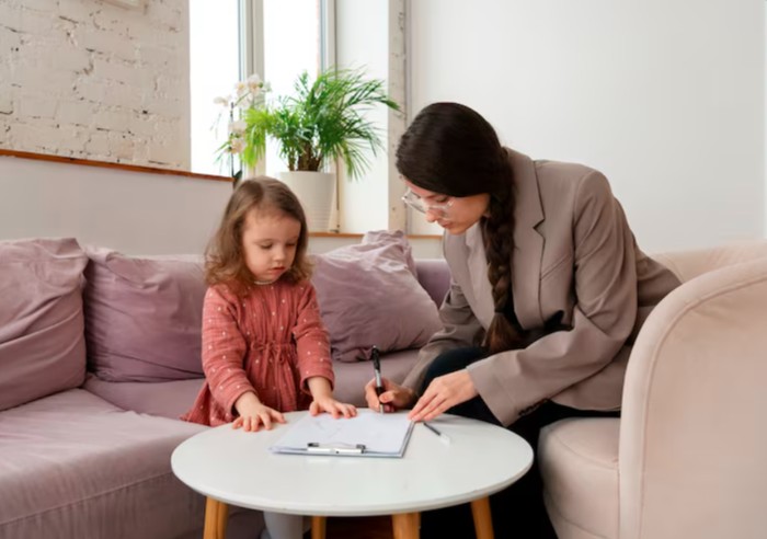 Cara menghadapi parental alienation. Mulai dari menjaga komunikasi yang lembut dan konsisten dengan anak hingga menghindari konfrontasi keras/Foto: freepik.com/freepik