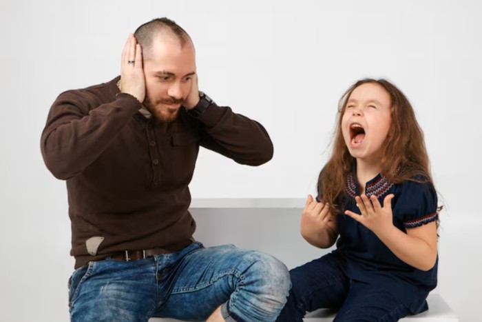 Tanda-tanda yang harus diwaspadai. Termasuk menolak kehadiran orang tua hingga penurunan kualitas hubungan/Foto: freepik.com/karlyukav