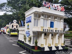 Adu Gengsi Dandani Mobil Hias Pawai HJKB ke-215 Adu Gengsi Dandani Mobil Hias Pawai HJKB ke-215