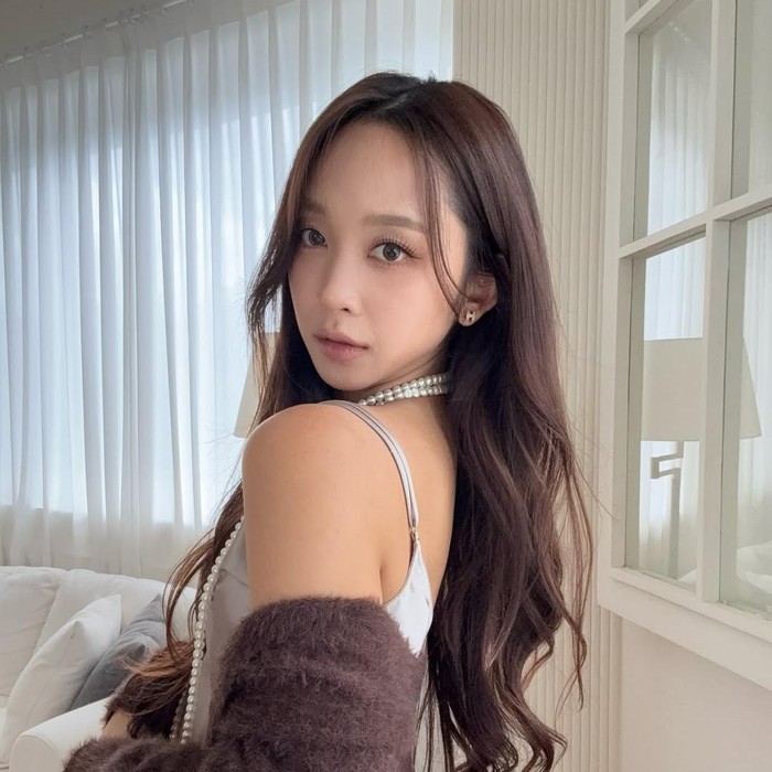 Dita Karang meluncurkan single perdananya yang begitu dinantikan yakni ‘Love So Sweet’. Sesuai judulnya, lagu ini menampilkan visual vintage serta elemen musik yang manis dengan sentuhan R&B modern.