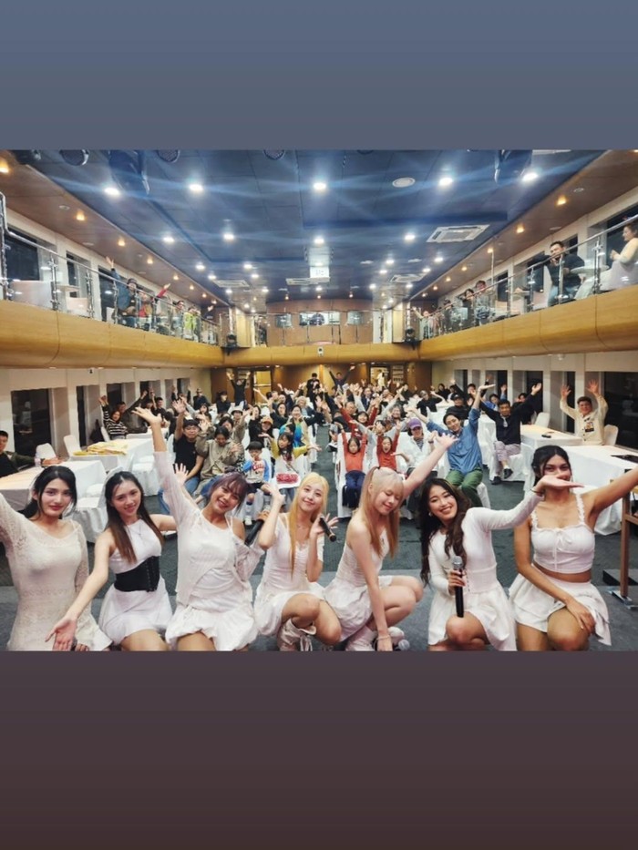 Meski baru debut, NWH:I sudah mencuri perhatian penggemar K-Pop dari berbagai negara. Banyak yang memuji keberanian konsep mereka yang benar-benar global dan berbeda dari grup kebanyakan.