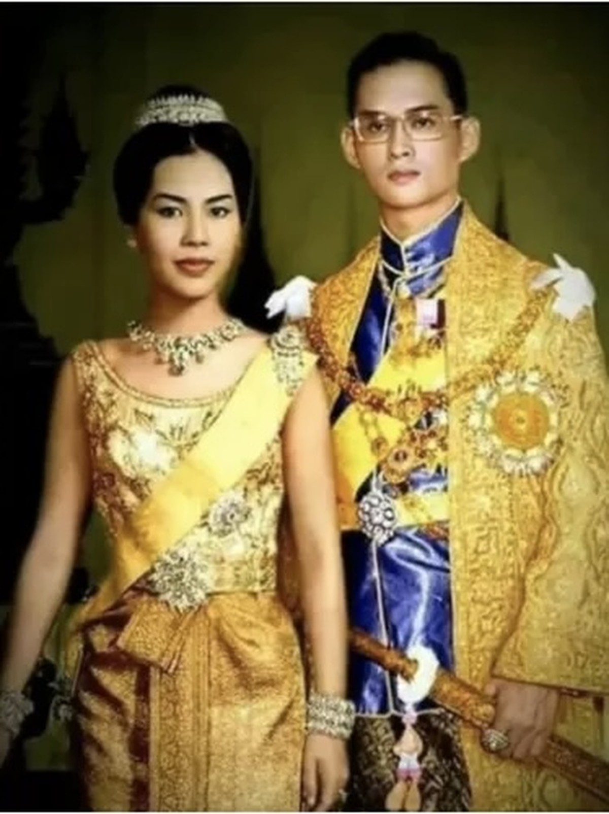 Foto Masa Muda Ibu Suri Sirikit