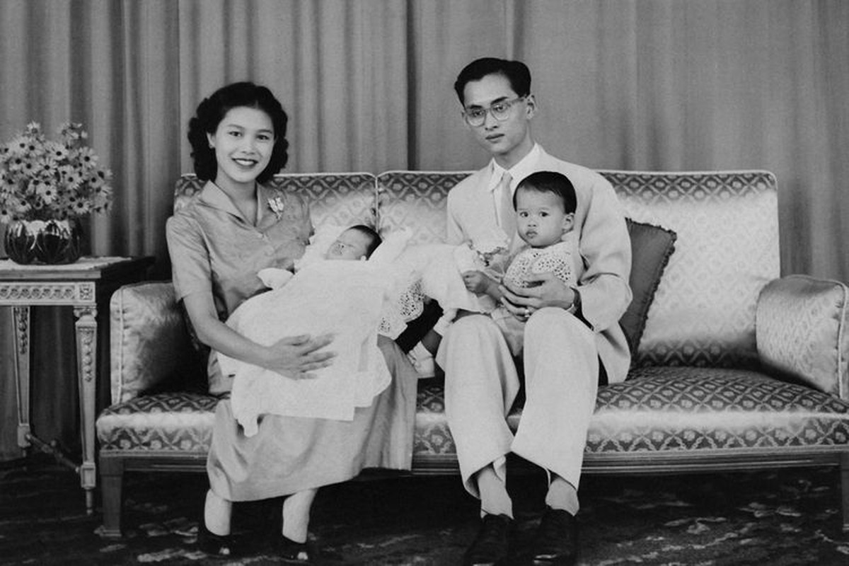 Foto Masa Muda Ibu Suri Sirikit