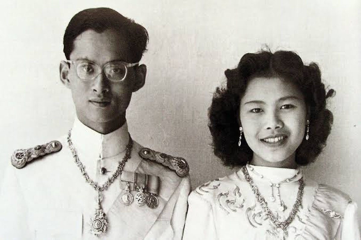 Foto Masa Muda Ibu Suri Sirikit