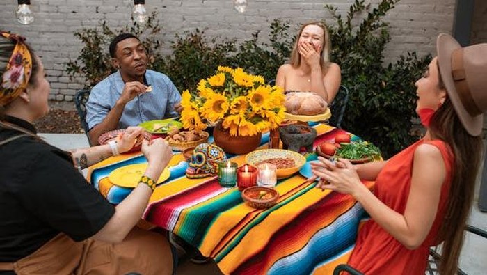 Si Paling Ekspresif, 4 Zodiak yang Suka Curhat saat Lagi Hangout