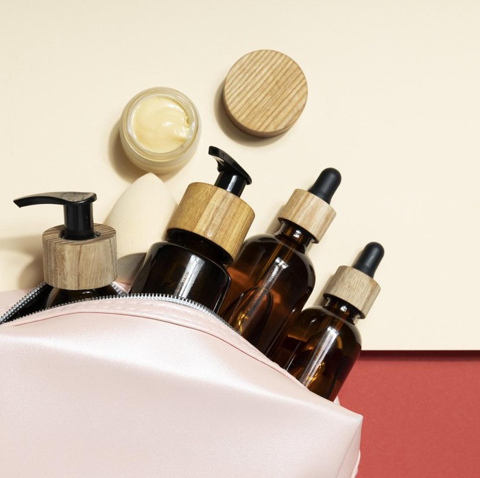 Pemilik kulit berminyak sebaiknya memilih produk-produk skincare yang juga diformulasikan untuk kulit berminyak.