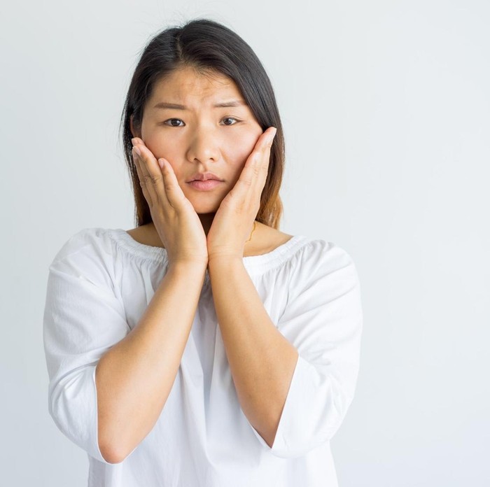 Kebiasaan menyentuh wajah justru dapat menyebarkan bakteri dan kotoran yang bisa menyumbat pori-pori dari tangan ke wajahmu.