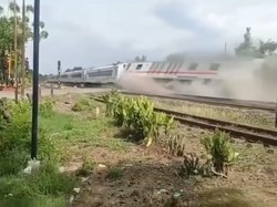 Video: Detik-detik Anjloknya KA Purwojaya, 2 Gerbong Belakang Keluar Rel Video: Detik-detik Anjloknya KA Purwojaya, 2 Gerbong Belakang Keluar Rel