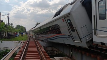 Zaradi iztirjenja vlaka Purwojaya v Indoneziji odpovedali osem voženj