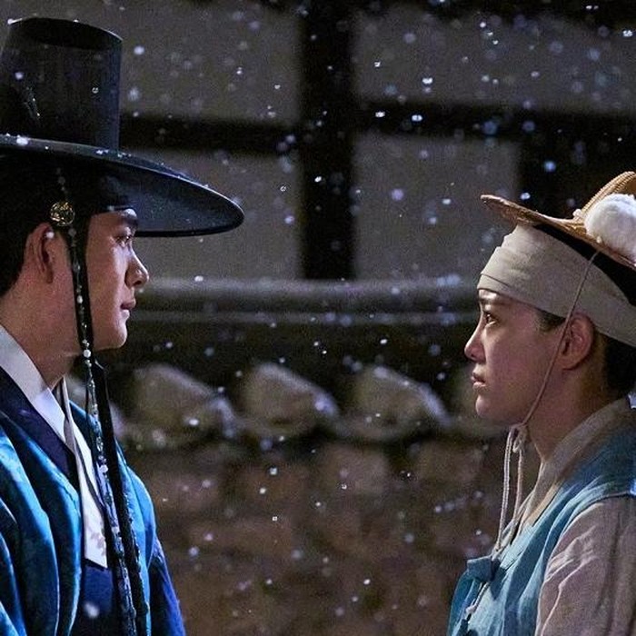 Moon River menghadirkan premis yang unik, di mana seorang pangeran dan seorang pedagang bertukar jiwa.