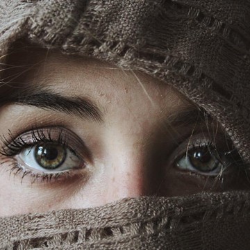 7 Cara Alami Mengatasi Kantung Mata Hitam yang Sering Bikin Nggak Percaya Diri