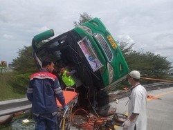 Laka Maut Bus Wisata di Tol Pemalang Angkut Rombongan Piknik Asal Semarang