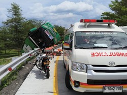 Bus Pariwisata Hantam Guardrail Tol Pemalang, 3 Tewas
