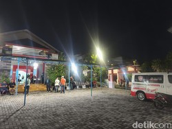 Tangis Sambut Kepulangan 5 Korban Selamat Laka Maut Bus Oleng di Tol Pemalang Tangis Sambut Kepulangan 5 Korban Selamat Laka Maut Bus Oleng di Tol Pemalang