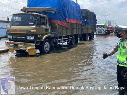 Banjir di Jalan Pantura Demak Mulai Surut, Tinggi Genangan 30 Cm Banjir di Jalan Pantura Demak Mulai Surut, Tinggi Genangan 30 Cm