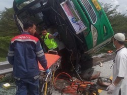 Penampakan Bus Laka Maut Tol Pemalang, Nyaris Terbalik-Nyangkut di Guardrail Penampakan Bus Laka Maut Tol Pemalang, Nyaris Terbalik-Nyangkut di Guardrail