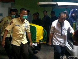 4 Jenazah Korban Laka Maut Bus Oleng Tol Pemalang Diberangkatkan ke Semarang 4 Jenazah Korban Laka Maut Bus Oleng Tol Pemalang Diberangkatkan ke Semarang