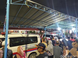 4 Jenazah Korban Bus Terguling di Tol Pemalang Tiba di Semarang 4 Jenazah Korban Bus Terguling di Tol Pemalang Tiba di Semarang