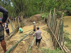 Cegah Banjir, Polresta Pati Bantu Bersihkan Sungai-Sampah Cegah Banjir, Polresta Pati Bantu Bersihkan Sungai-Sampah
