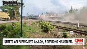 VIDEO: LRT Jabodebek Alami Gangguan, Penumpang Dievakuasi Melalui Rel