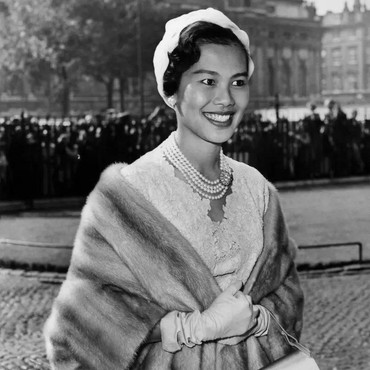 Potret Masa Muda Ibu Suri Sirikit yang Dijuluki Ratu Tercantik di Dunia