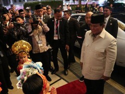 Prabowo Disambut Diaspora Saat Tiba di Malaysia, Terima Buket Bunga Prabowo Disambut Diaspora Saat Tiba di Malaysia, Terima Buket Bunga