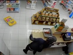 Viral Pria Pura-pura Beli Makanan Kucing di Petshop Jakbar Curi Duit Kasir Viral Pria Pura-pura Beli Makanan Kucing di Petshop Jakbar Curi Duit Kasir
