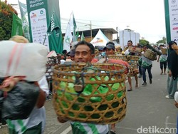 Porter Rinjani Lari Maraton Sambil Pikul Keranjang di Sembalun Mountain Festival Porter Rinjani Lari Maraton Sambil Pikul Keranjang di Sembalun Mountain Festival
