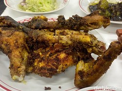 Hangatnya Malam Bandung dan Gurihnya Ayam Bekakak Abah Harja Hangatnya Malam Bandung dan Gurihnya Ayam Bekakak Abah Harja