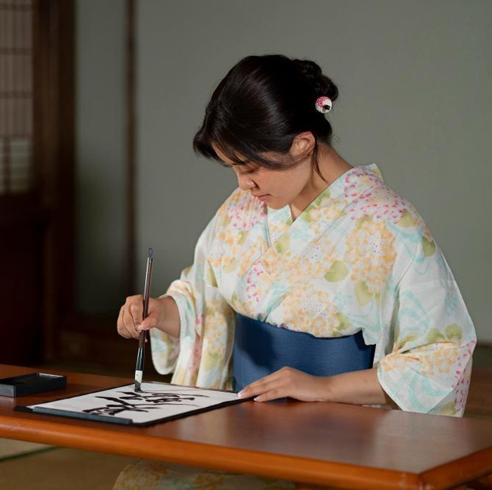 Kintsugi adalah seni ala Jepang dalam memperbaiki pecahan tembikar dengan emas atau perak, yakni mengubah retakan menjadi garis-garis kekuatan yang indah.

Seni ini melambangkan ketahanan dan gagasan bahwa kekurangan kita membuat kita lebih cantik, bukan kurang cantik