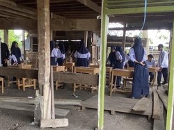 Siswa MTs Guppi Lisu di Soppeng Belajar di Kolong Asrama Beralaskan Tanah Siswa MTs Guppi Lisu di Soppeng Belajar di Kolong Asrama Beralaskan Tanah